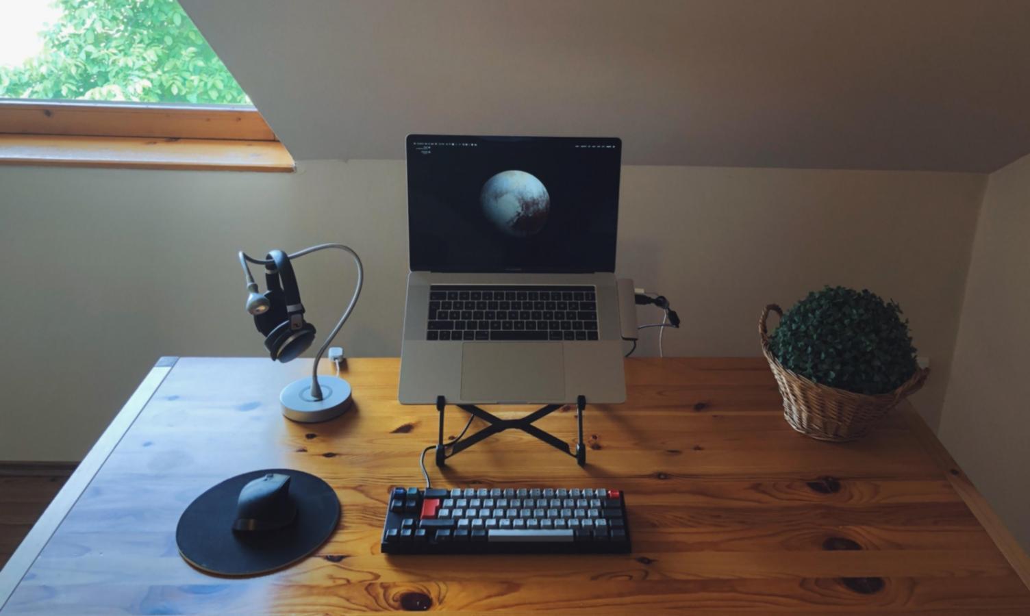 Современный офис финансовой компании с рабочими местами